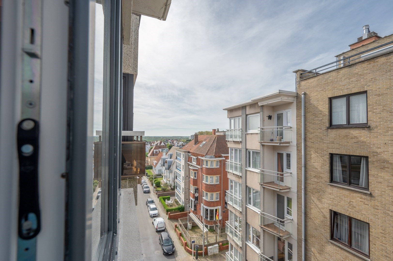 Mooi gerenoveerd appartement met zijdelings zeezicht in Duinbergen.   foto 6