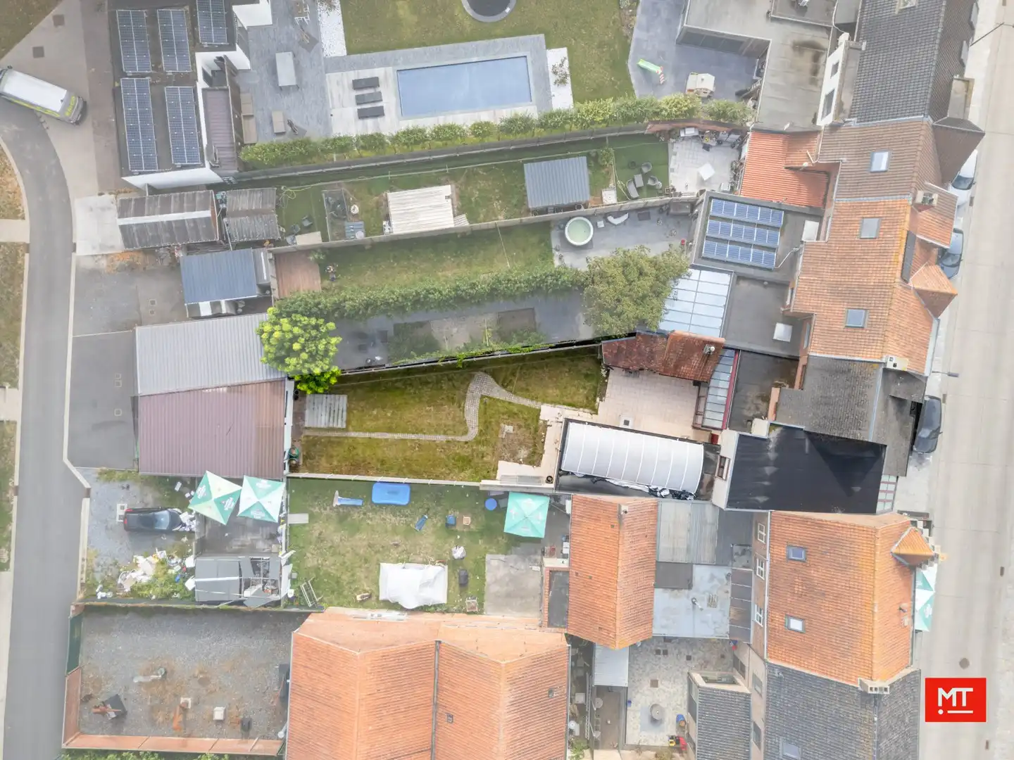 Bijzonder ruime woning met opslagruimte, dubbele garage en uitweg in centrum Langemark foto 27