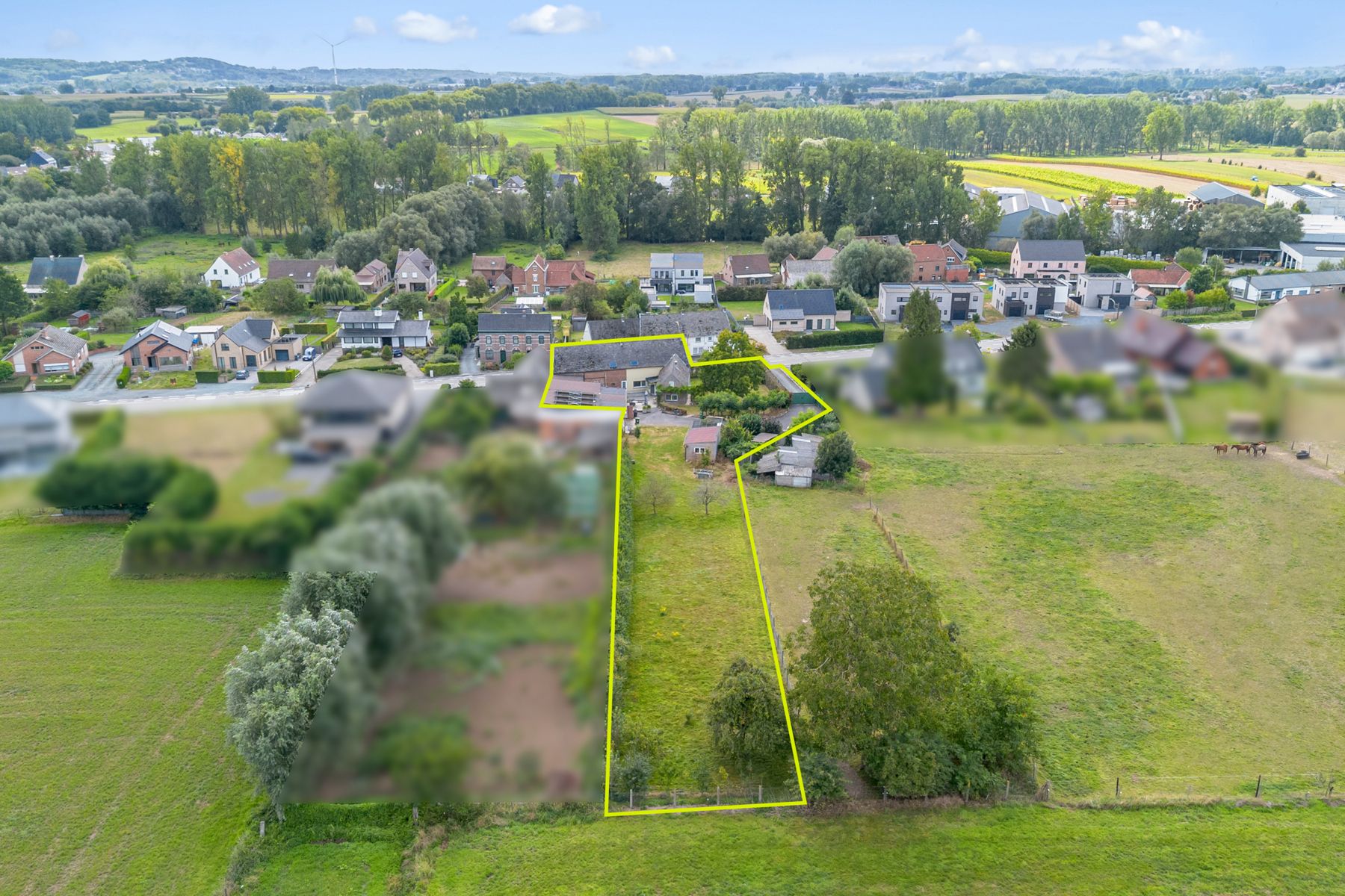 Ruime woning met atelier en garage op perceel van 32 are  foto {{pictureIndex}}