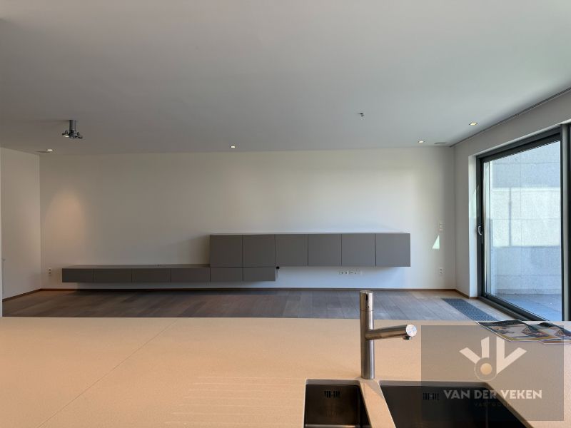HOOGWAARDIG AFGEWERKT GELIJKVLOERS VILLA-APPARTEMENT foto 7