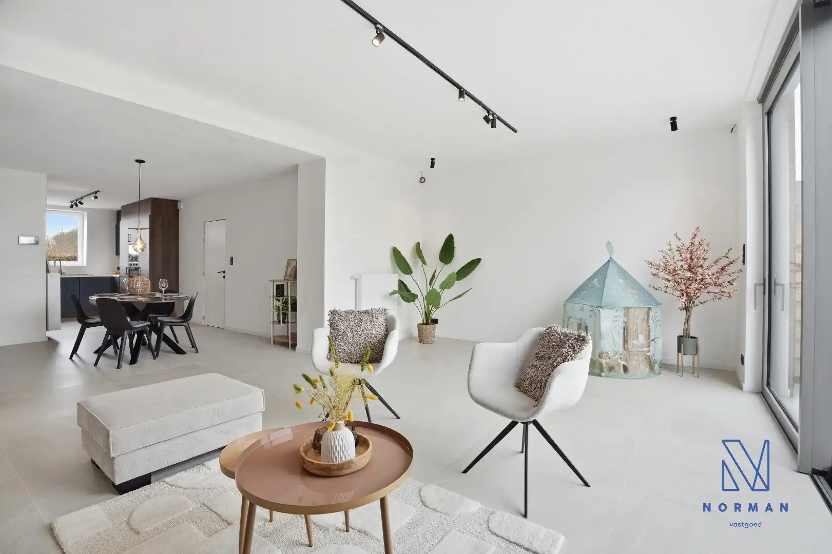 Instapklare, volledig gerenoveerde woning te koop met EPC A, uitgerust met zonnepanelen, drie slaapkamers en een aangelegde tuin. foto {{pictureIndex}}