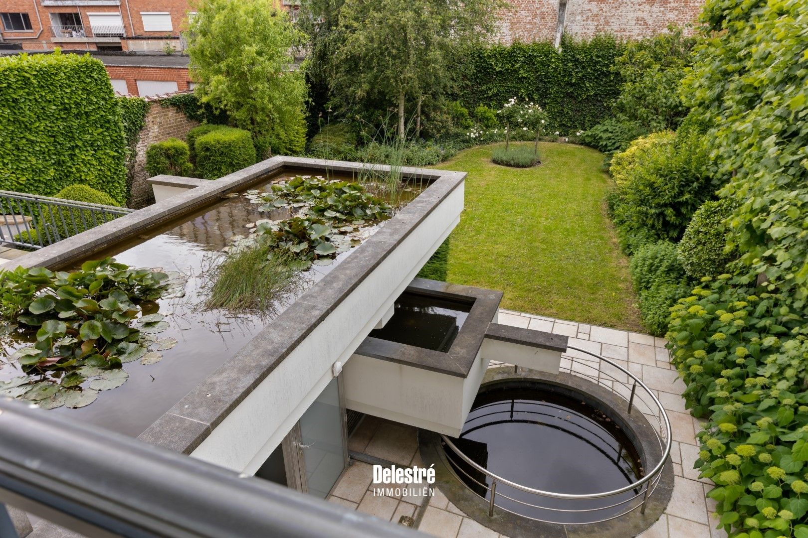 HOOGWAARDIG AFGEWERKTE DOKTERSWONING 1.354 M2 BEBOUWD MET AANGENAME STADSTUIN  foto 4