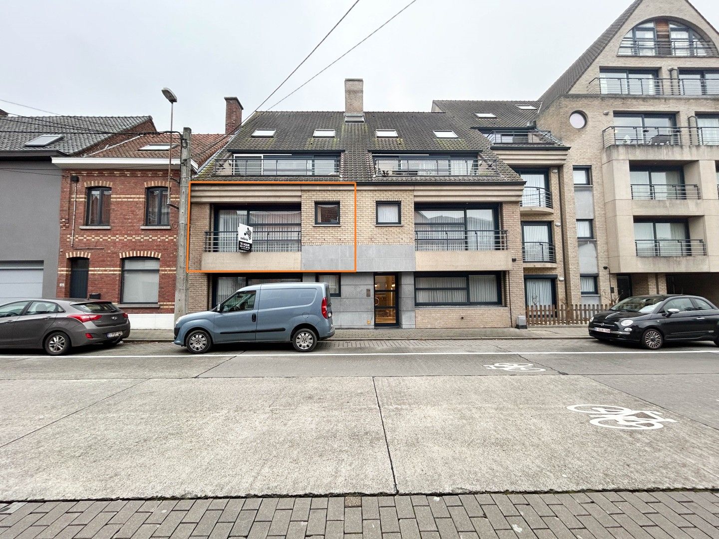 Instapklaar 2-slaapkamer appartement met garage te Roeselare! foto {{pictureIndex}}