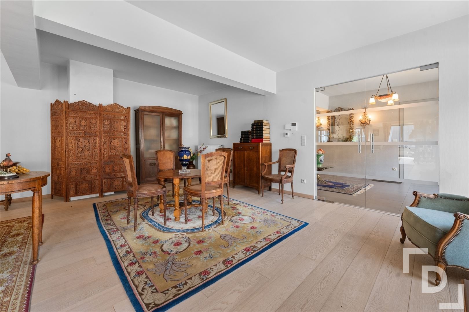 Zeer ruim appartement op toplocatie te koop in Ieper foto 6