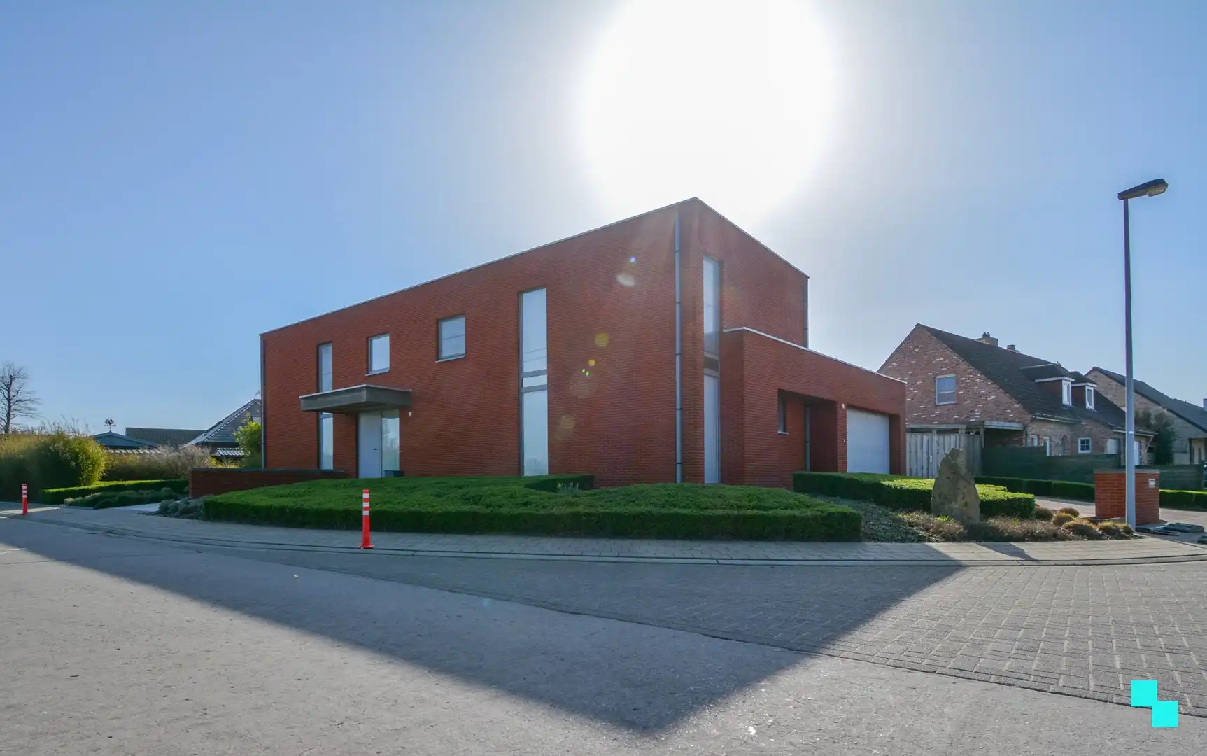 Bijzonder lichtrijke en verrassend ruime villa te Hooglede foto {{pictureIndex}}