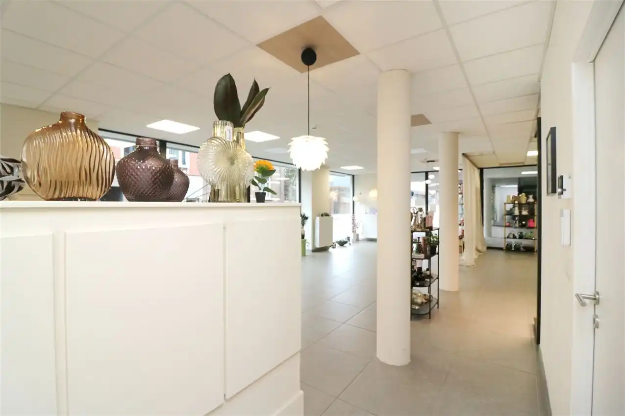 handelszaak met grote zichtbaarheid te midden van centrum foto 28