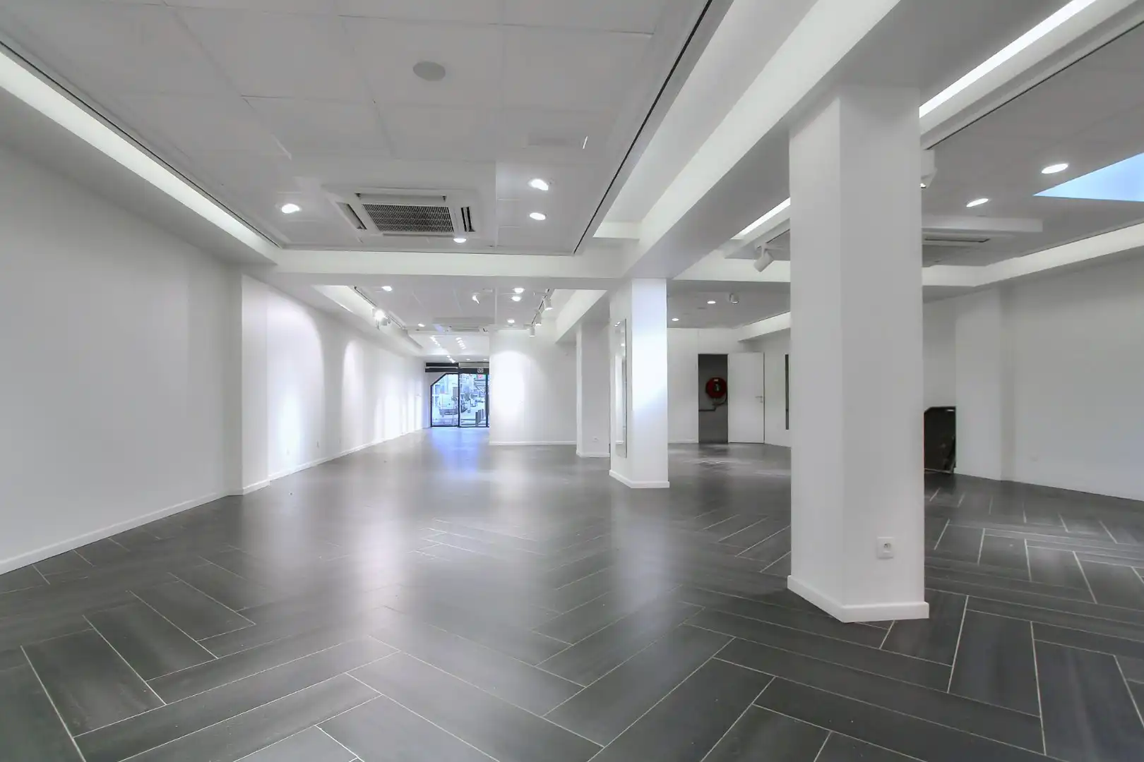 Breed instapklaar handelspand 320 te huur Knokke  foto 6