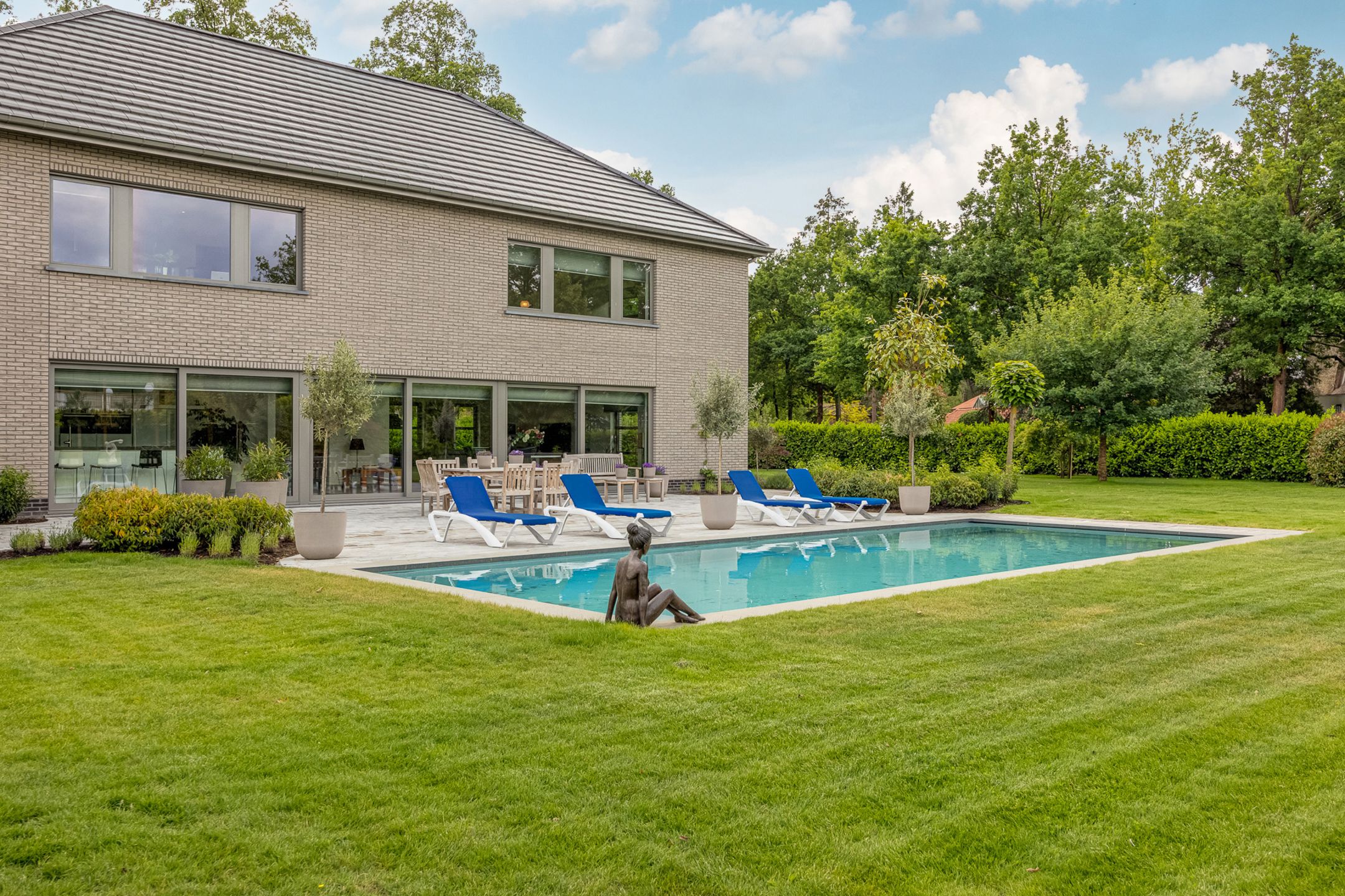 BRASSCHAAT - Moderne en vrijstaande villa met zwembad foto 17