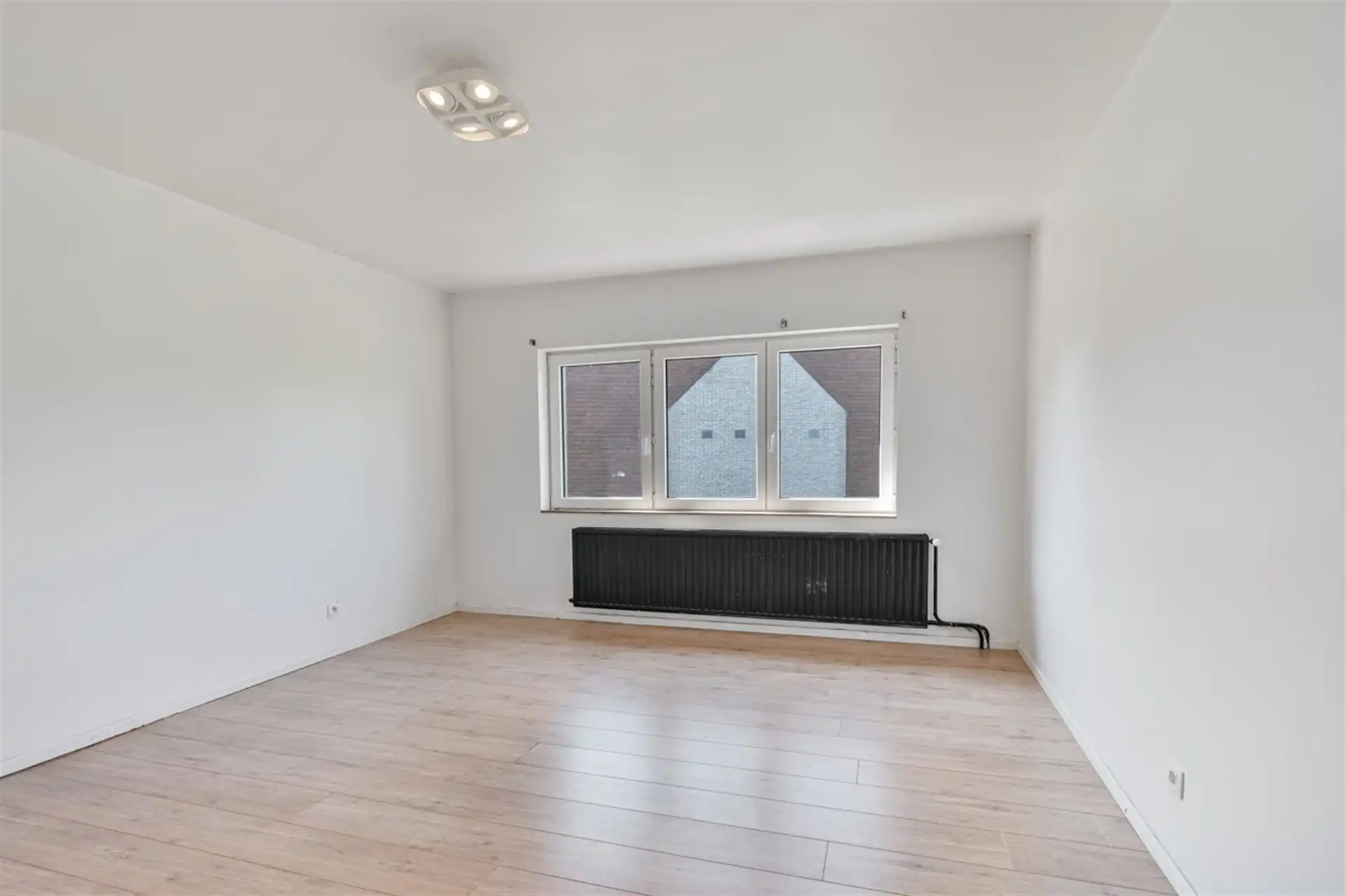 Prachtige HOB met vier slaapkamers, bureau en grote tuin foto 12