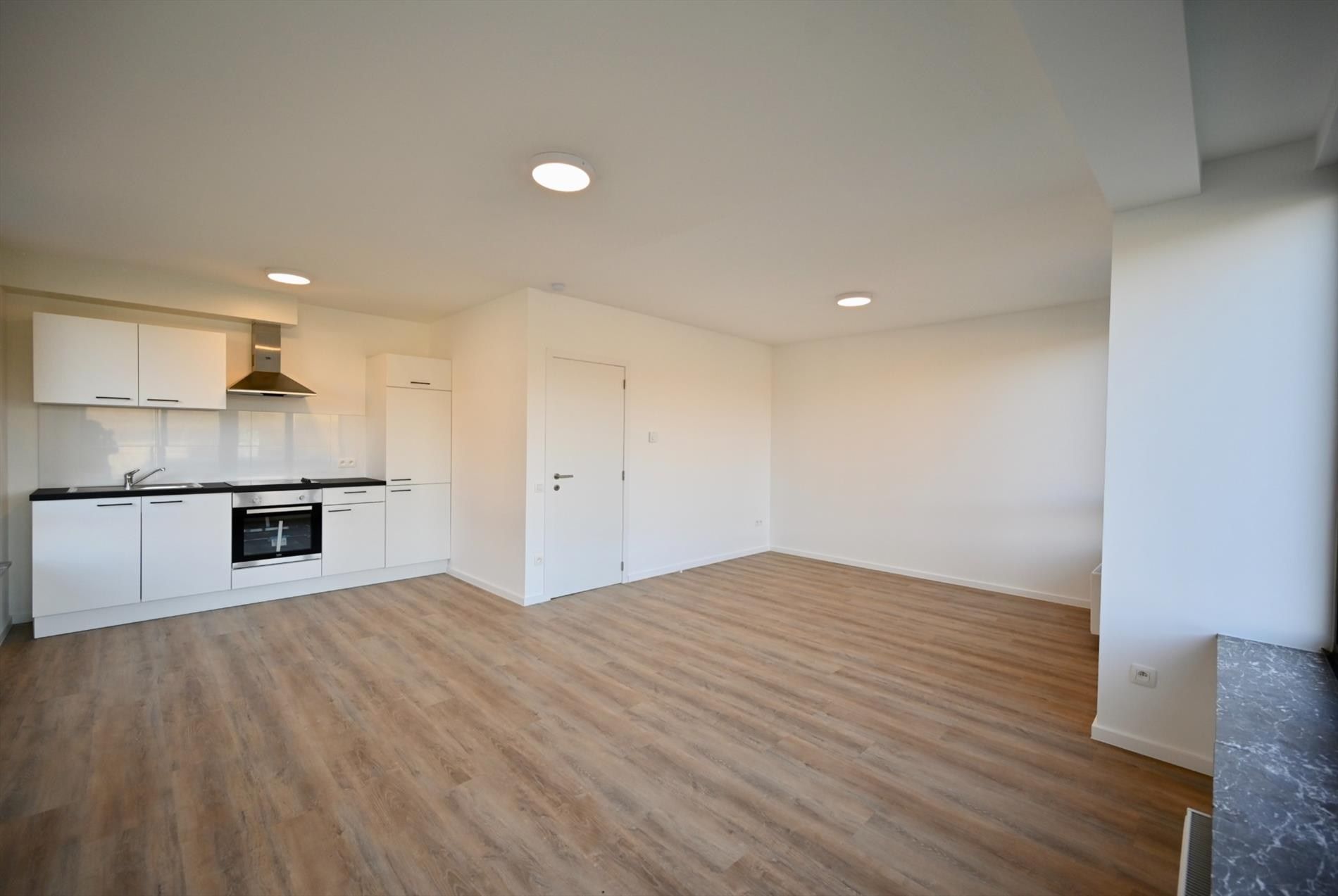 MAGNIFIEK GERENOVEERD APPARTEMENT MET GARAGE OP ZUCHT VAN ZEE foto 2