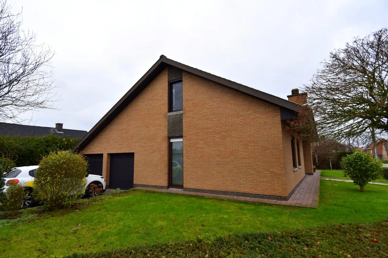 Rustig gelegen gelijkvloerse villa met 3 slaapkamers, dubbele garage en tuin rondom te koop in Ledegem foto 16