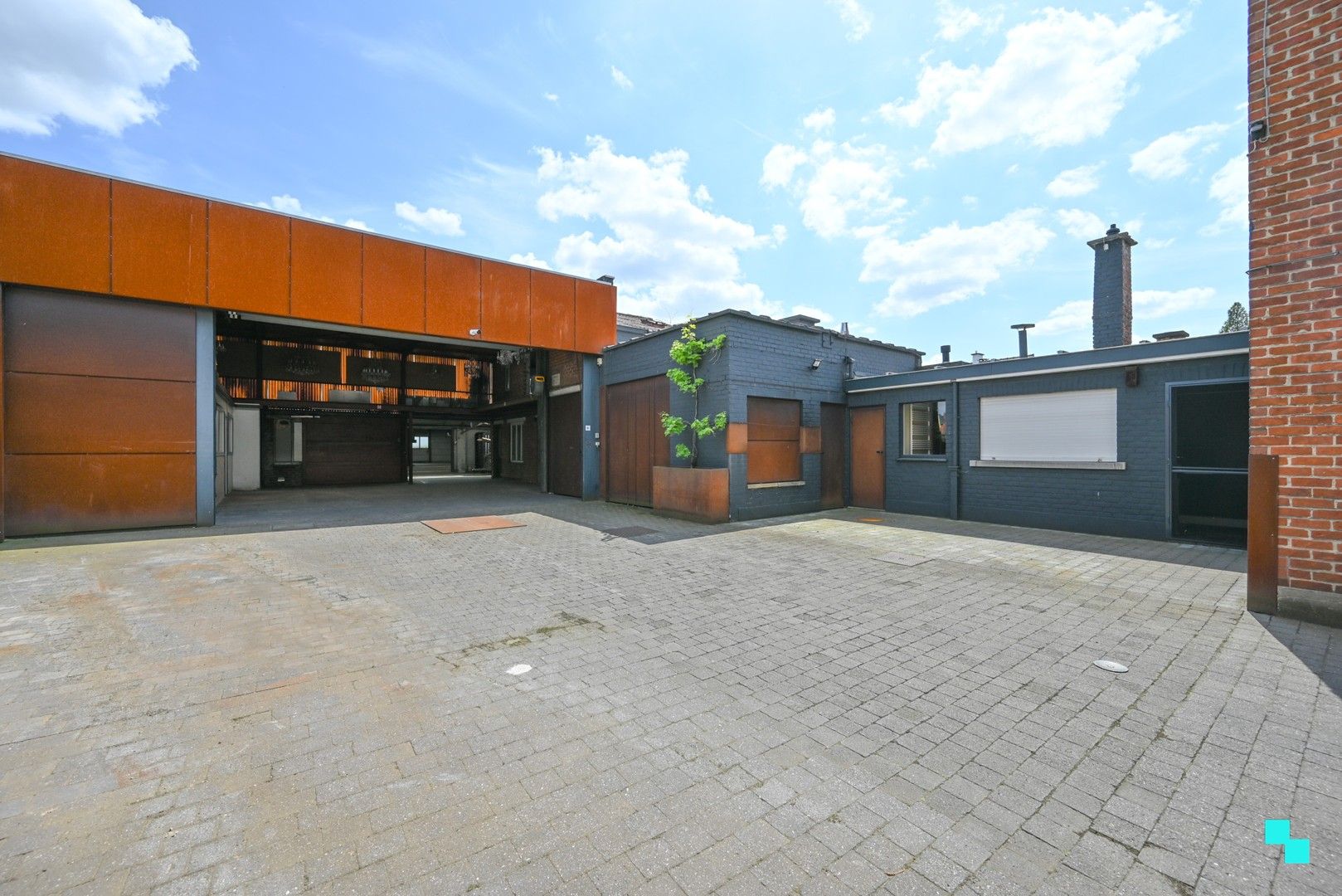 Te renoveren woning met magazijn op zichtlocatie in Izegem foto 2