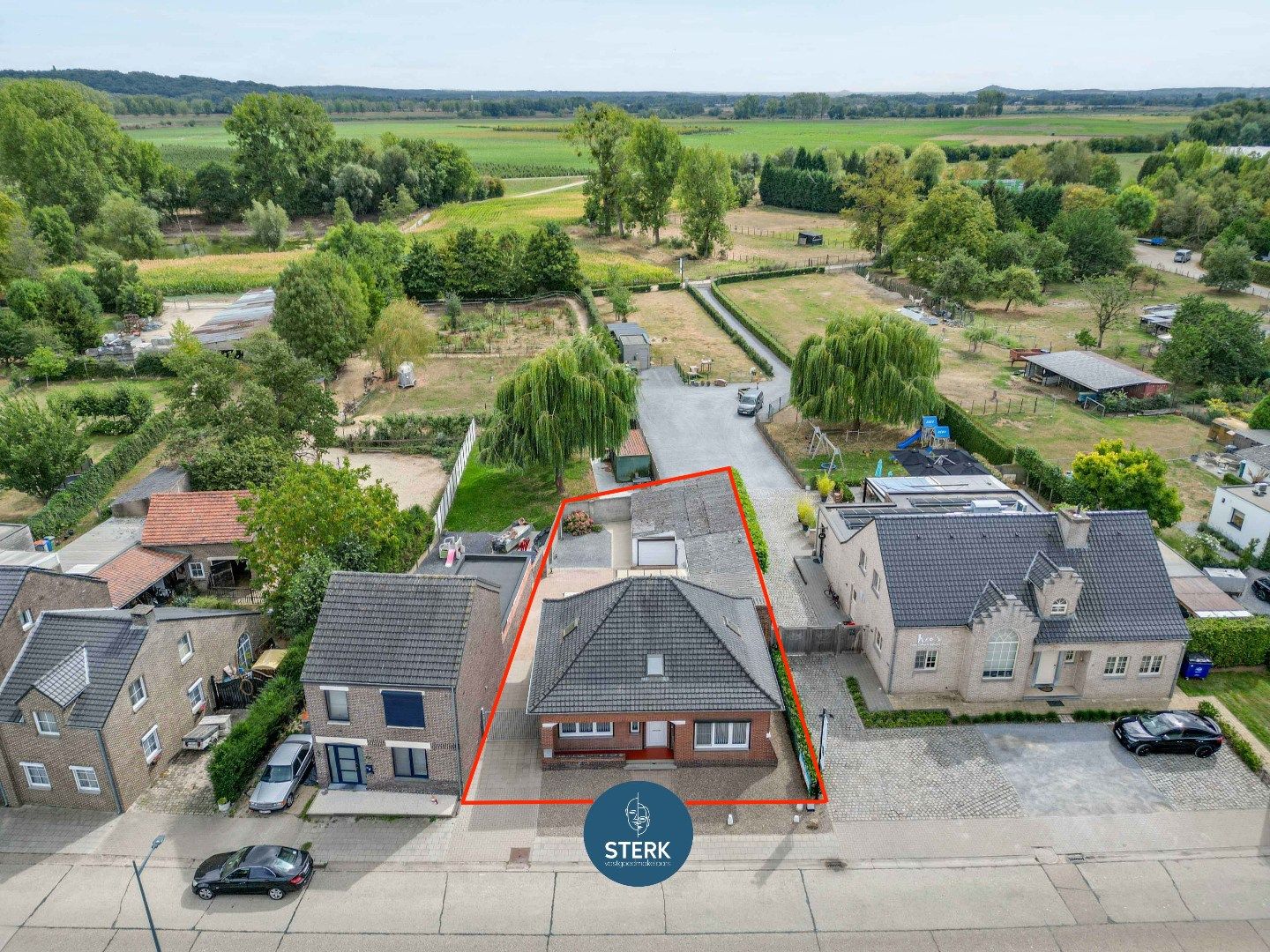 VERZORGDE GEZINSWONING OP EEN ONDERHOUDSVRIENDELIJK PERCEEL IN UIKHOVEN !  foto {{pictureIndex}}