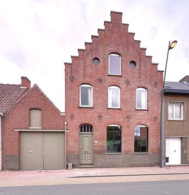 Charmante woning met grote tuin én garage in het centrum van Zarren foto {{pictureIndex}}