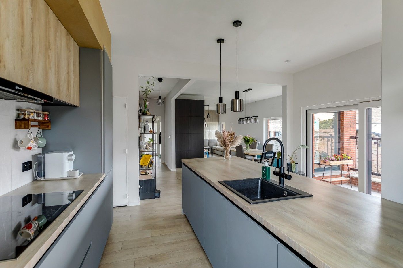 Vrijstaande, gerenoveerde woning met 2 slpk., garage, ruime souterrain, zolder en tuin foto 11