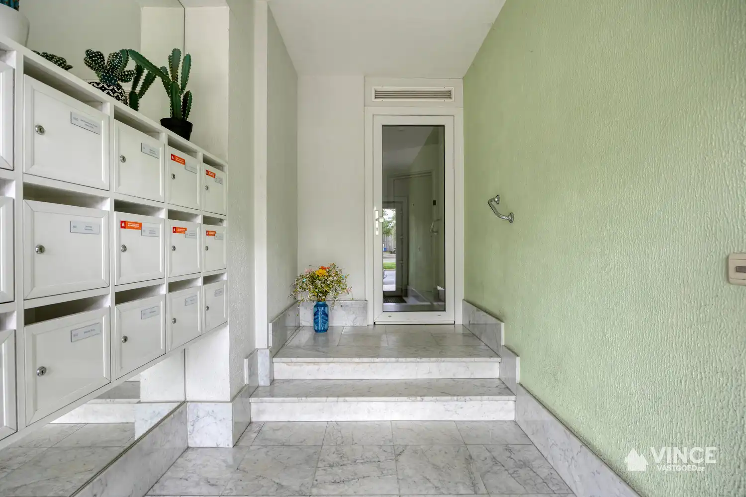 Instapklaar appartement met terras op toplocatie in Ekeren foto 3