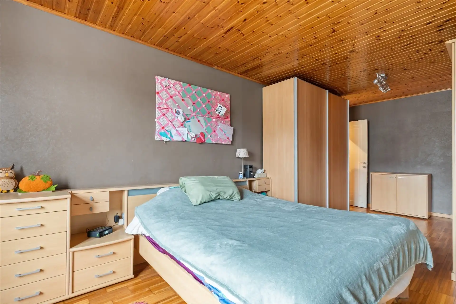 Zeer ruime halfopen bebouwing met 4 slaapkamers, oprit en garage, vlakbij centrum te Zele. foto 14