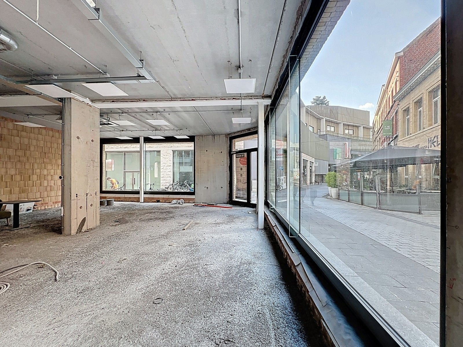 Verder af te werken LICHTRIJK handelsgelijkvloers (± 140m²)  op een HOEK-ligging op 50m van "K in Kortrijk" ! foto 4