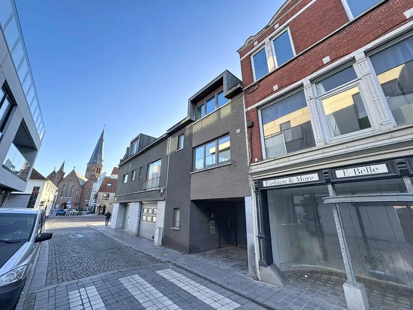 Opbrengsteigendom bestaande uit 3 appartementen en handelsgelijkvloers gelegen in het centrum van Koekelare foto 4