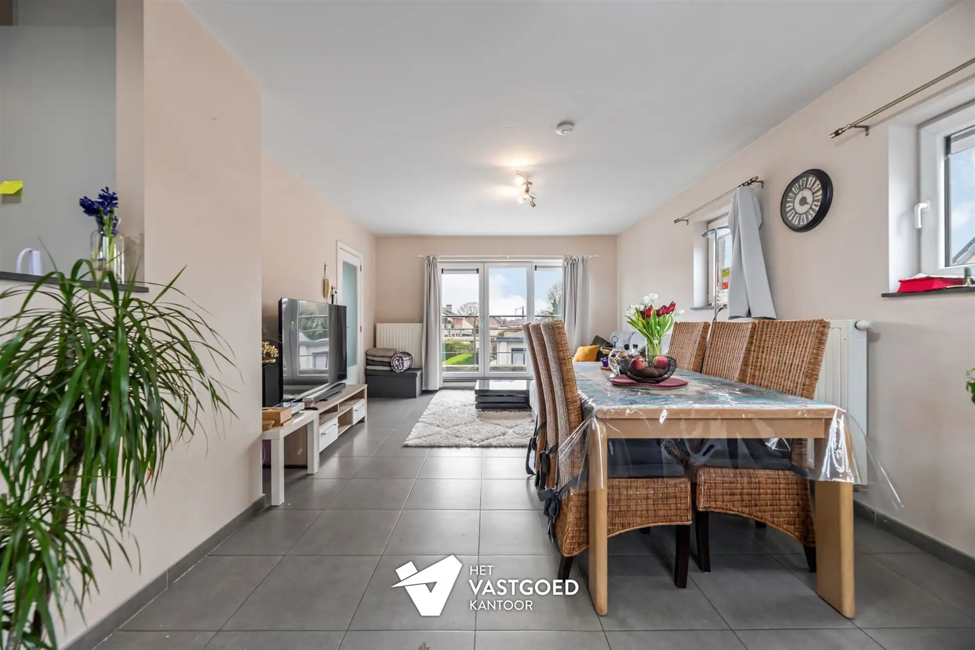 ZEER RUIM DUPLEX APPARTEMENT (149M²) MET 3 SLAAPKAMERS, TERRAS EN 2 AUTOSTAANPLAATSEN TE HAM foto 3