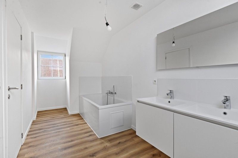 Volledig gerenoveerde woning met 3 slaapkamers, tuin, terras en parkeerplaats TE KOOP in Beveren-Leie! foto 21