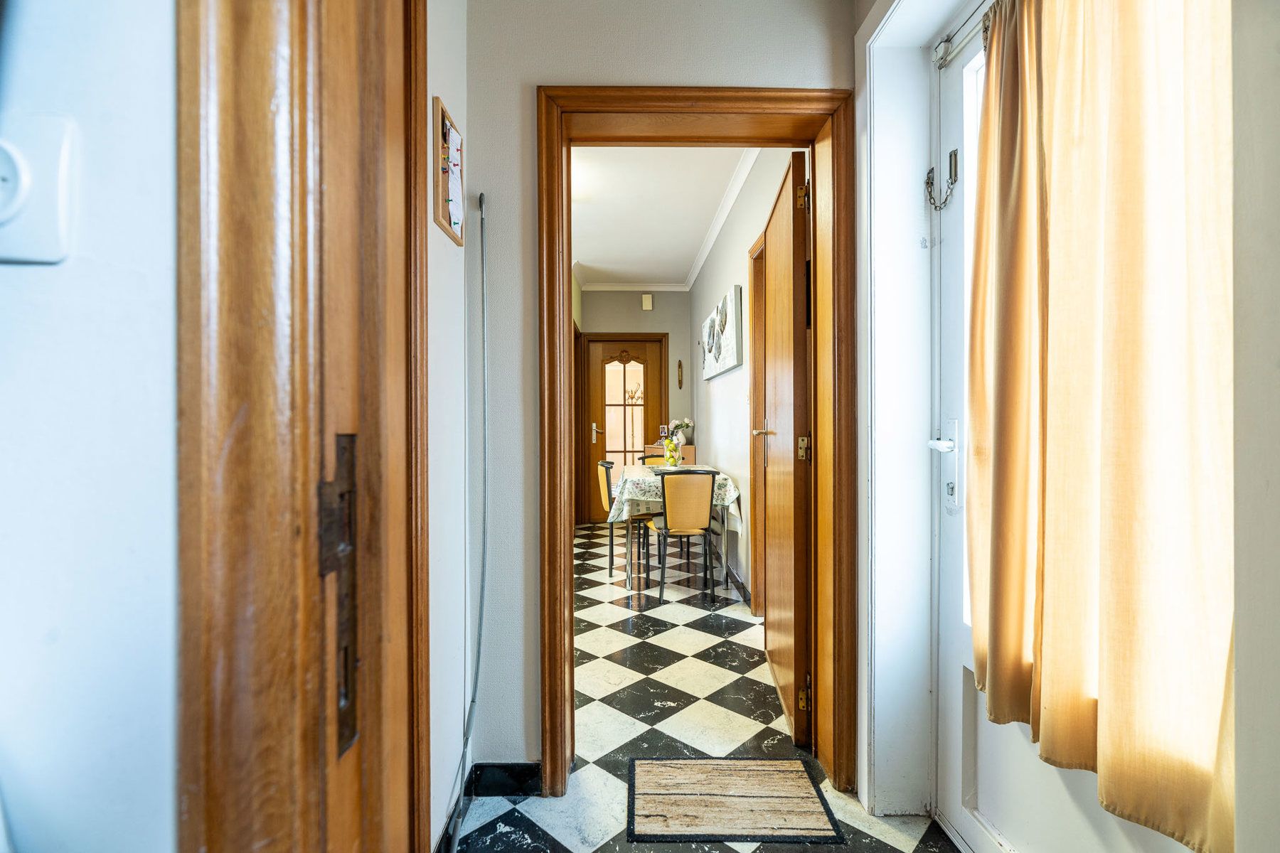 Halfopen gezinswoning met licht, structuur en potentieel foto 15