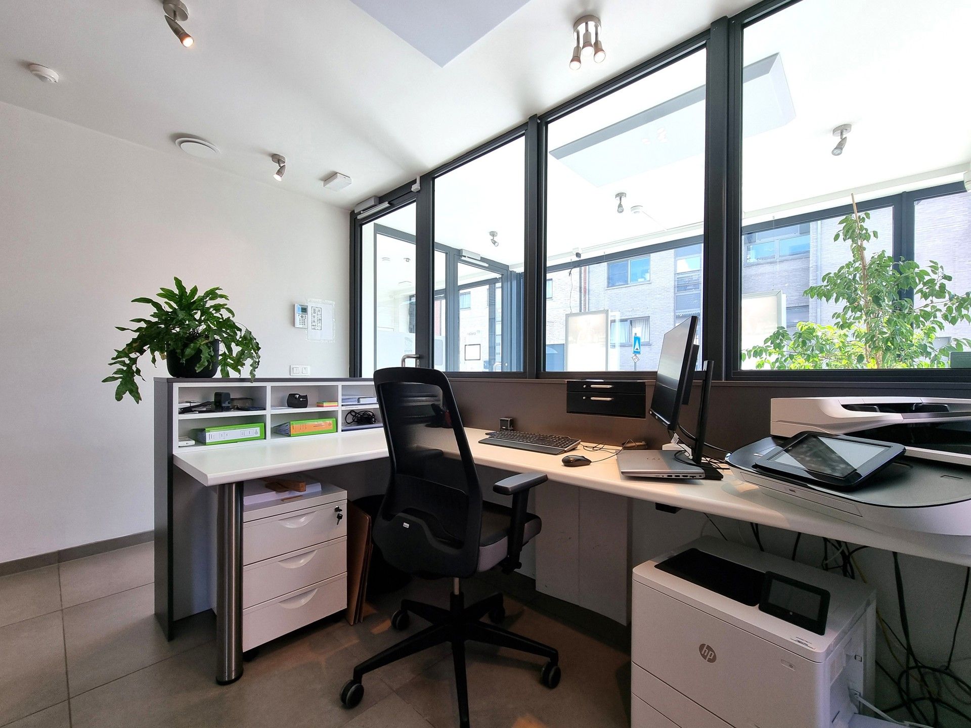 Handelsgelijkvloers met triplex-appartement in het hartje van Pamel foto 4