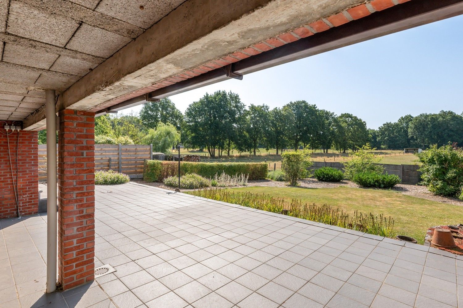 Te renoveren woning  – rust en groen uitzicht gegarandeerd foto 24