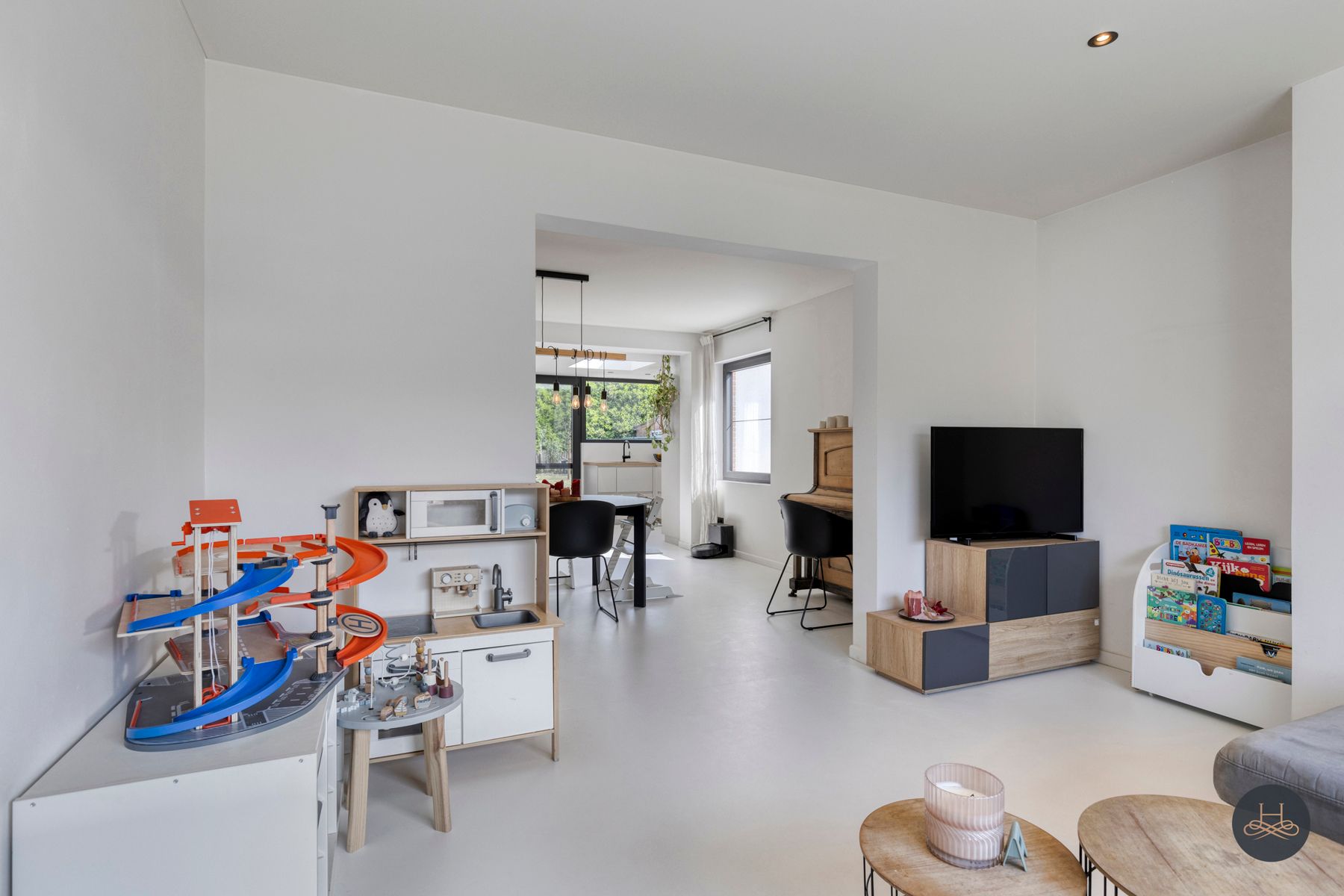 Volledig gerenoveerde open woning met ruime, praktische tuin foto 5