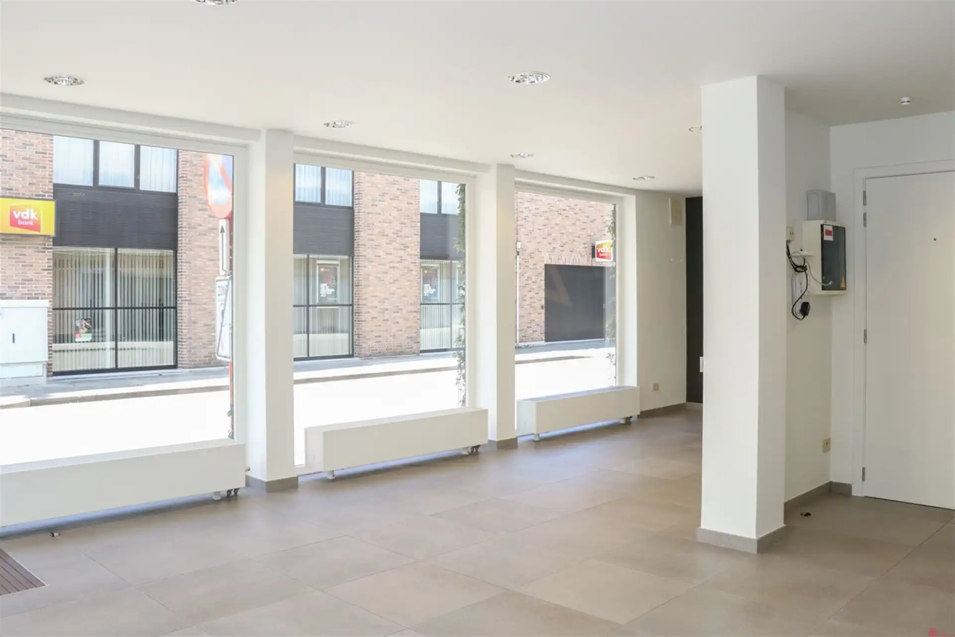 Uitstekend gelegen handelspand te huur foto 7