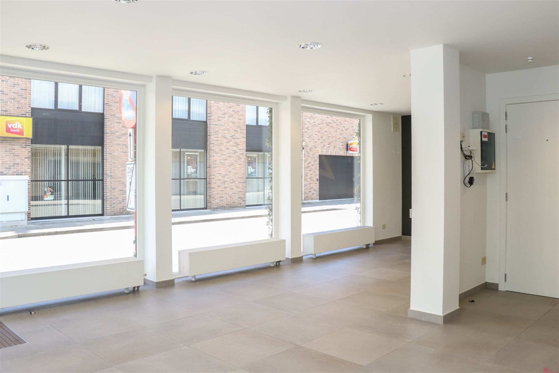 Uitstekend gelegen handelspand te huur foto 7