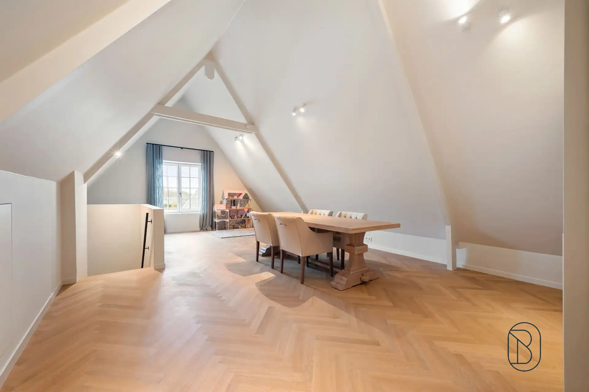 Prachtig afgewerkte franse villa met bijgebouw en zwembad foto 43