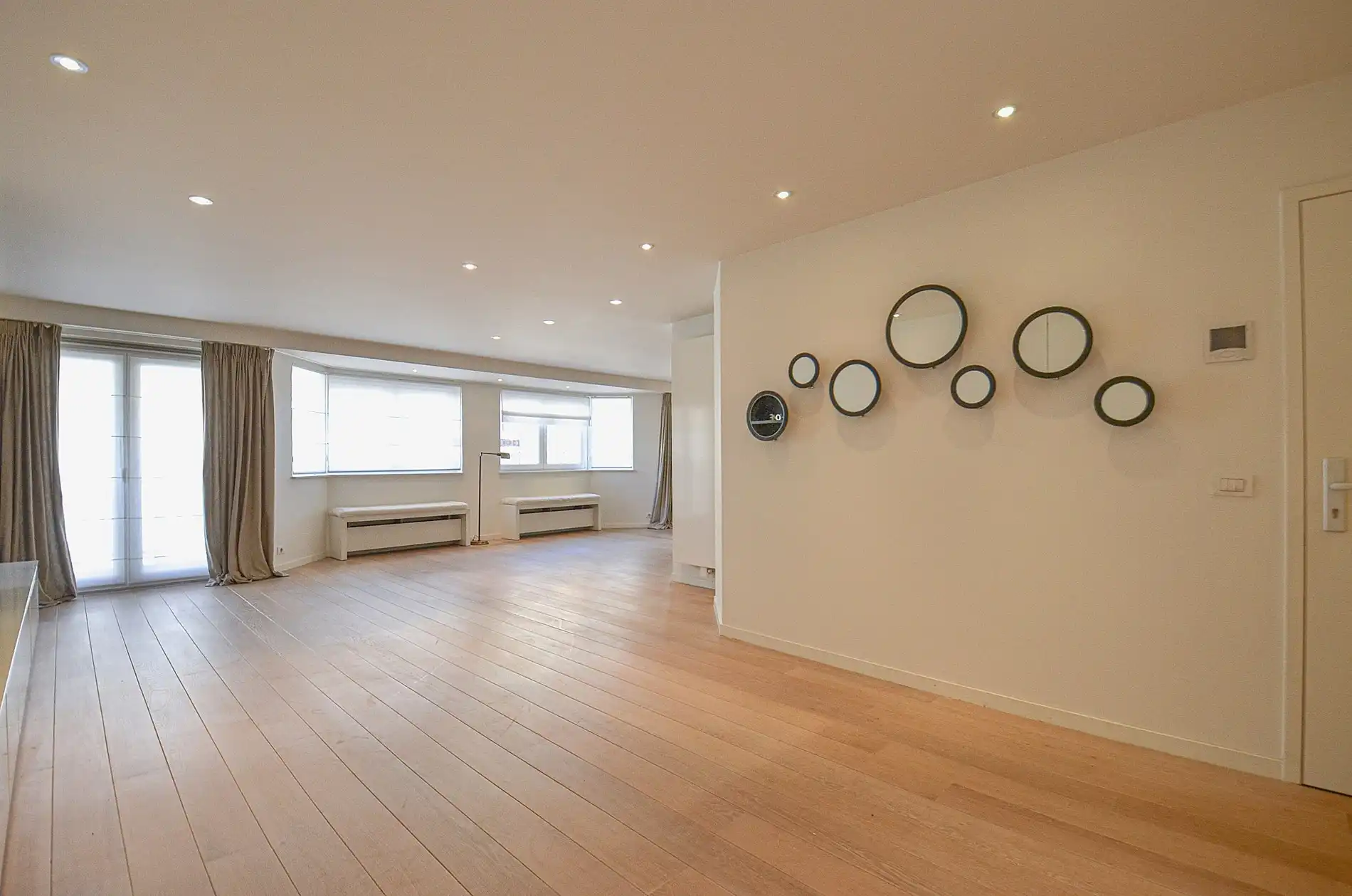 Topaanbieding – Uitzonderlijk ruim appartement gelegen in een stijlvolle residentie. foto 5