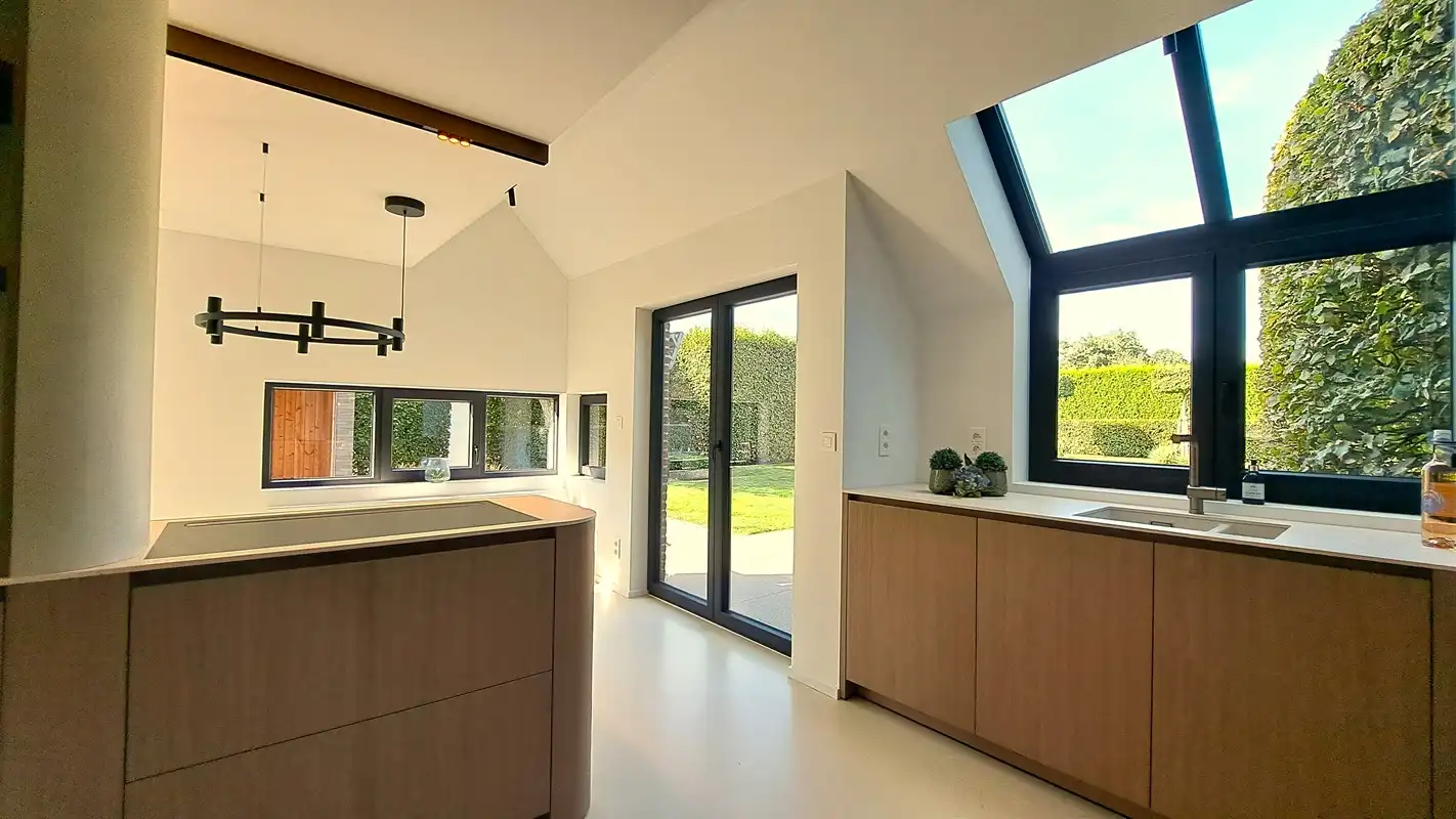 Volledig vernieuwde villa op een mooi perceel van ruim 28 are! foto 10