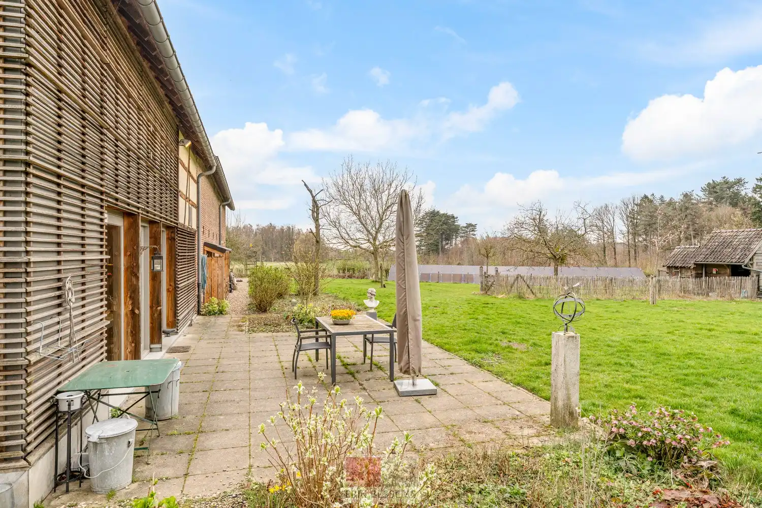 Een zeer karaktervol woonerf van maar liefst 3996 m² met bijzondere uitstraling, bestaande uit een prachtige hoofdwoning (voormalige schuur en stallen) en een charmant vakwerkhuis. foto 37