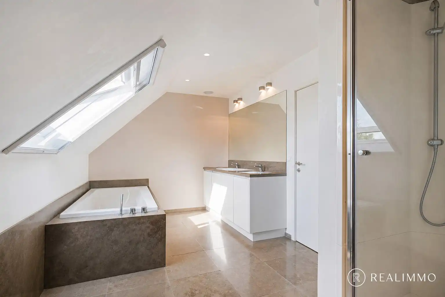 Tijdloze duurzame villa op 1.892m² met zwembad! foto 18