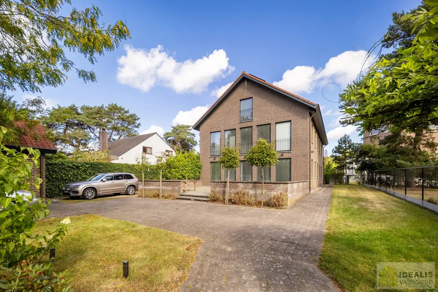 STATIG, STRAK EN UITERST RUIM COMPLEX MET HOOGSTAANDE AFWERKING EN OOG VOOR DETAIL. MOMENTEEL VOORZIEN VAN 3 SLAAPKAMERS, RIANTE LEEFRUIMTES ÉN UNIEKE LANDSCAPE KANTOORRUIMTES OP RESIDENTIËLE DOCH GUNSTIGE LOCATIE!! Dit exclusieve complex omvat maar liefst +-400m² netto bewoonbare oppervlakte! Kenmerkend aan dit statige pand is de unieke voorgevel die bezet is met keramische kunst van Pieter Stockmans. Gelegen op een residentiële locatie in een rustige woonstraat doch op enkele minuten van het centrum van Genk! foto 54