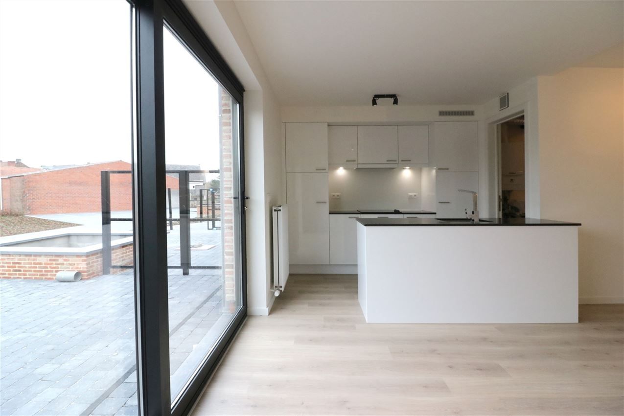 Gelijkvloers app., twee slpk, terras, rustige ligging foto 7