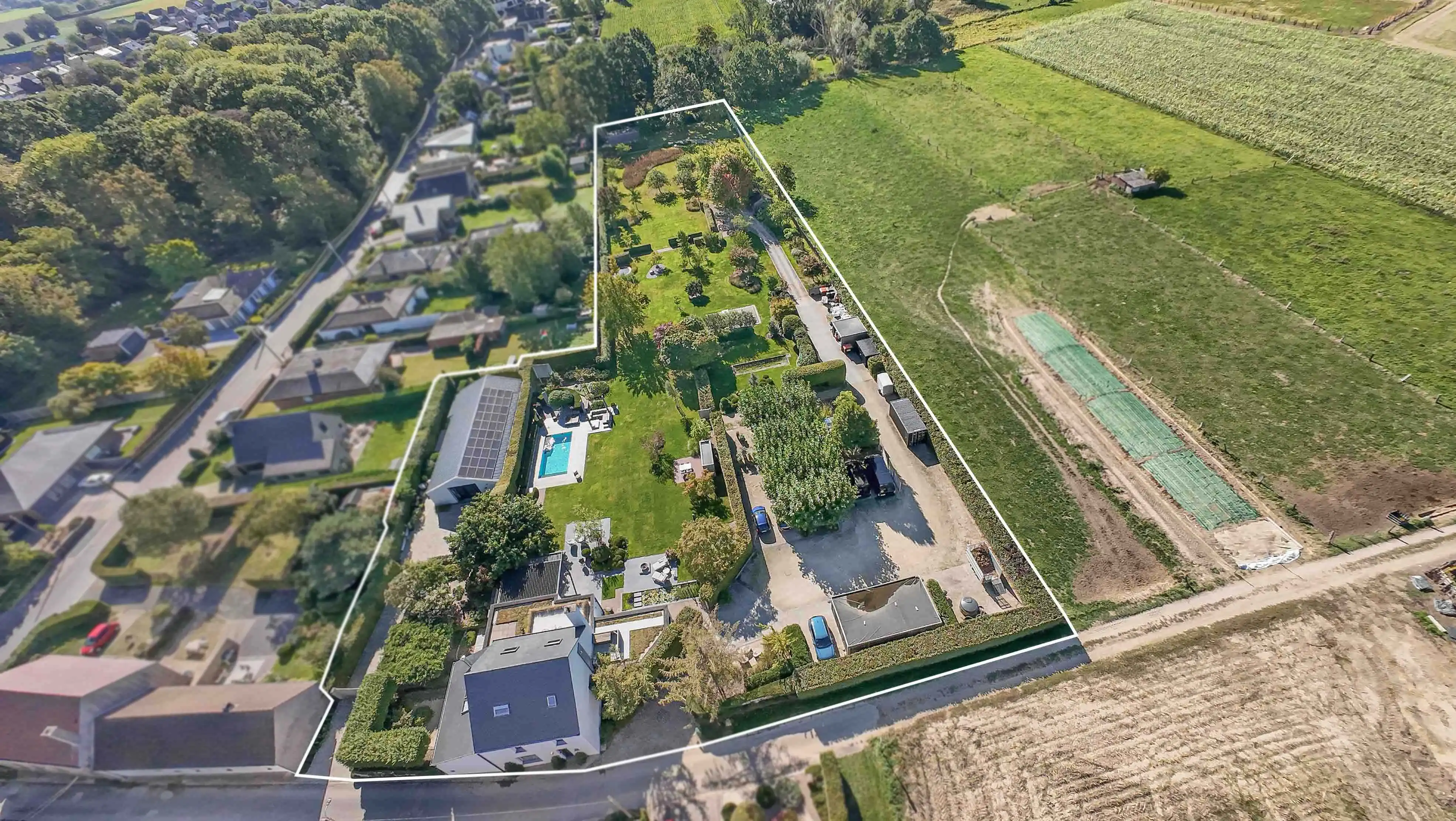 Sublieme en multifunctionele eigendom met exclusieve tuin foto {{pictureIndex}}