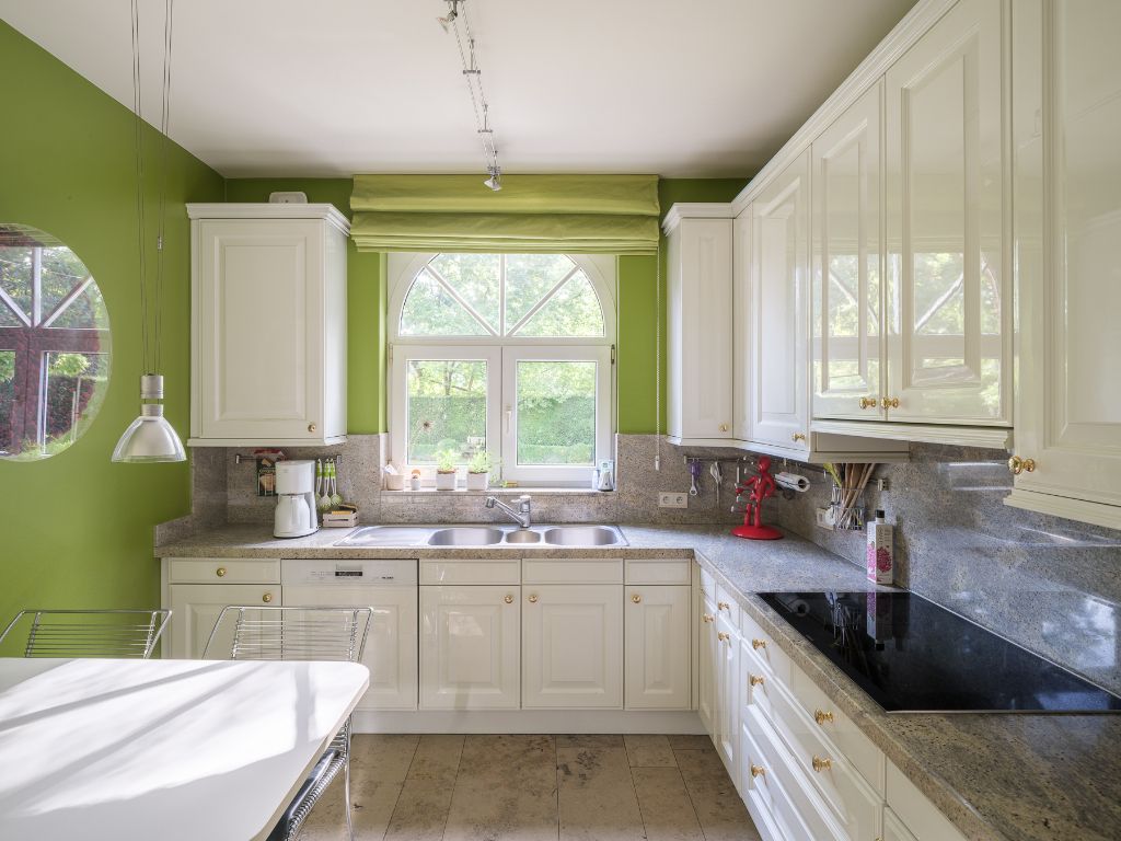 Vrijstaande villa (363 m²) met ruim bijgebouw op een gunstig perceel van 1.205 m² foto 7