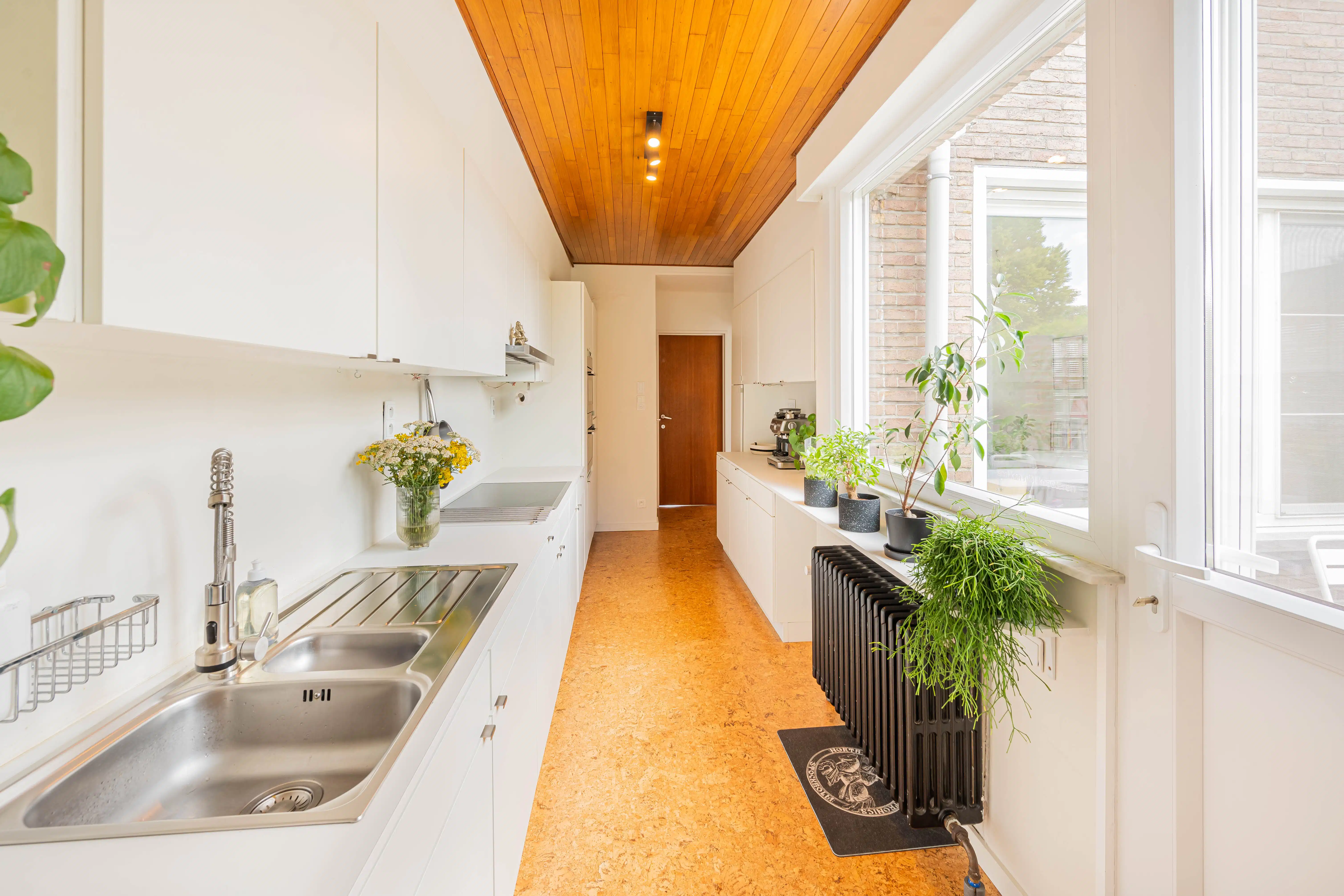 Trendy instapklare gezinswoning met ruime en groene tuin! foto 2