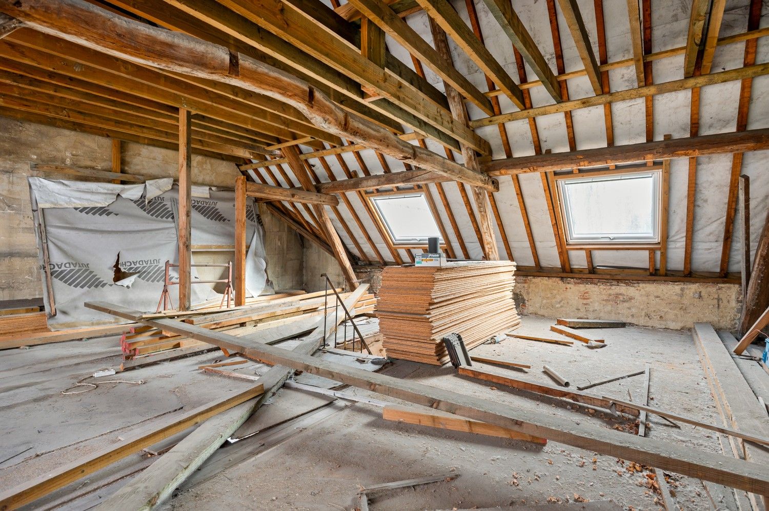 Totaal te renoveren woning met veel potentieel op ruim perceel (423m²) te koop in Emblem foto 5