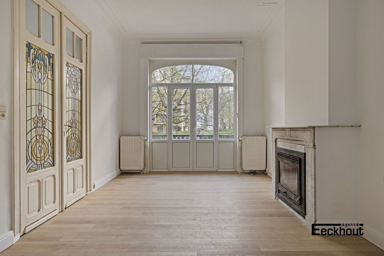 Uniek en ruim (351 m²) herenhuis met garages op topligging te Oostende ! foto 2