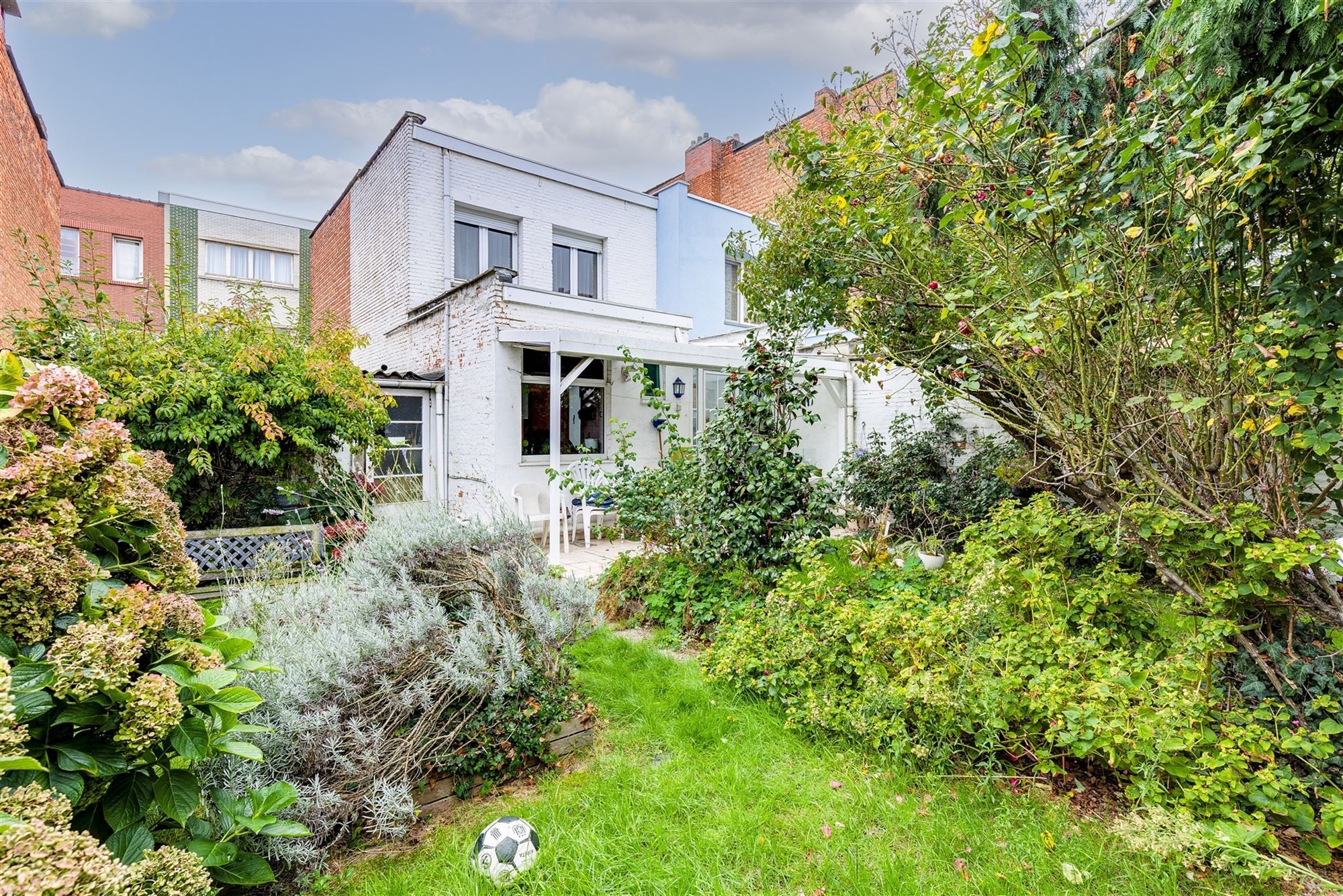 Te renoveren woning met tuin in Merksem foto 2