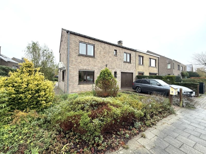 Instapklare halfopen woning met tuin nabij Sint-Pietersstation foto {{pictureIndex}}