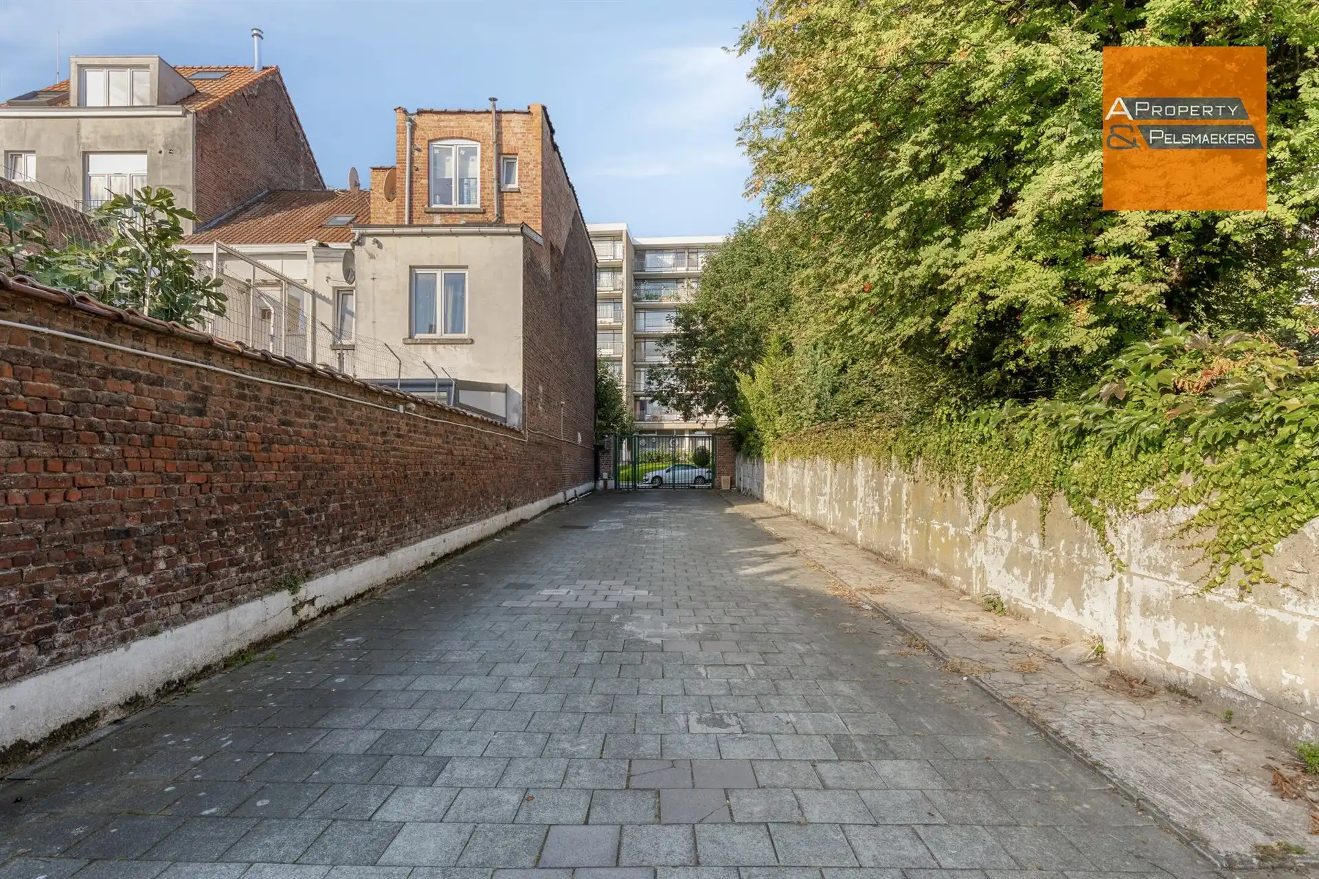 BOD AANVAARD 29 gesloten garageboxen te koop in een lot. foto 3