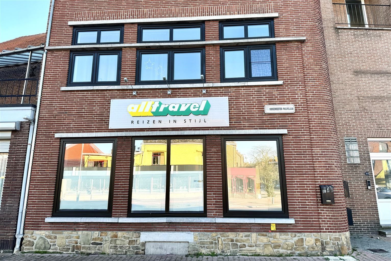 Stijlvolle gelijkvloerse handelsruimte te midden in het centrum van Maaseik  foto 11