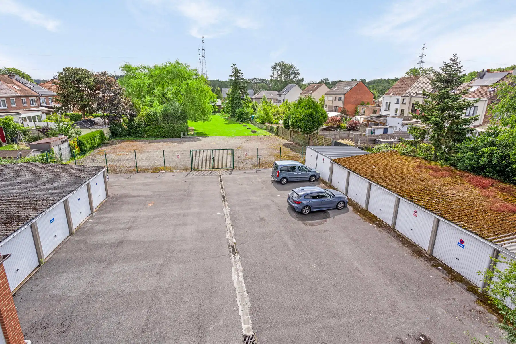 Uitzonderlijk gebouw met feestzaal, appartement en garages foto 8
