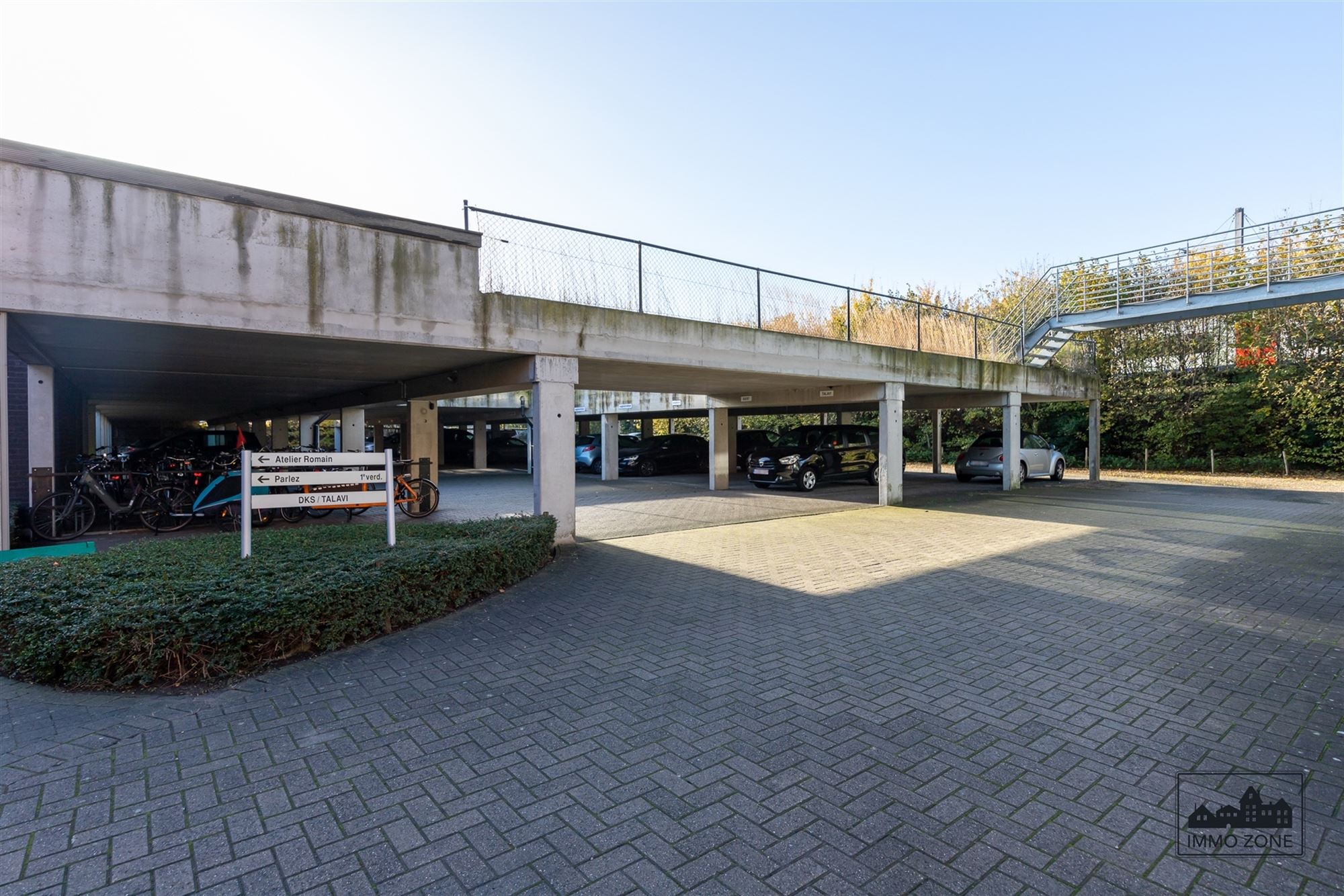 Parkeerplaats op afgesloten terrein. foto 4