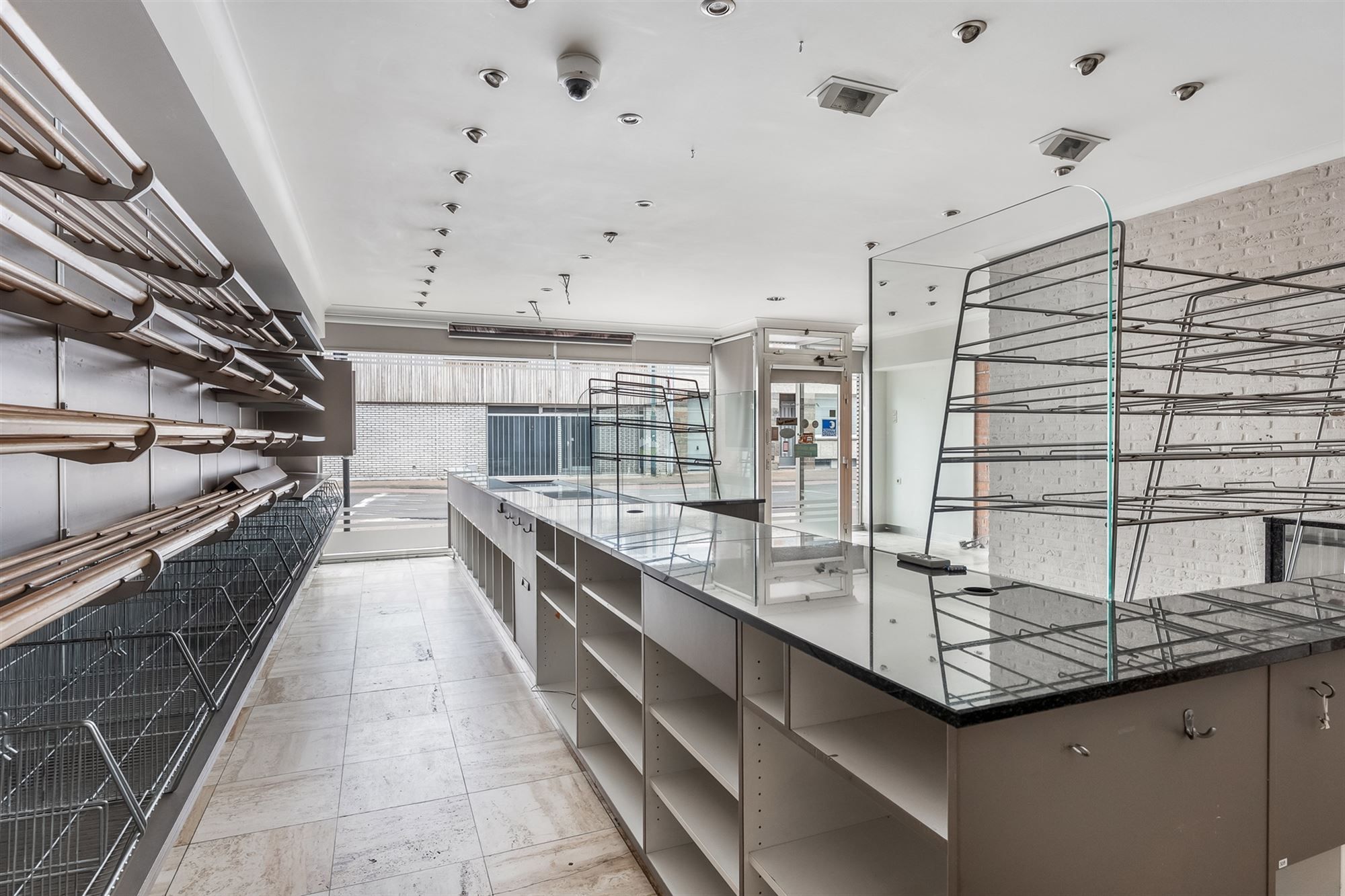 CENTRAAL GELEGEN, RUIM HANDELSPAND MET WOONST (415M²) TE BALEN foto 2